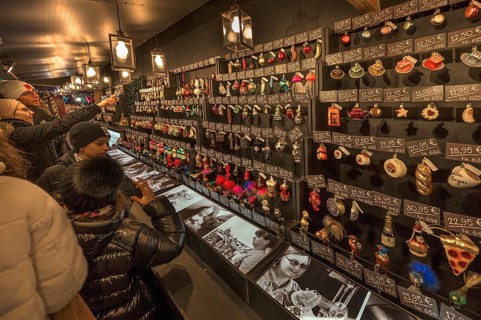 Stand with Christmas tree decorations at the Christkindlesmarkt, Nuremberg, Middle Franconia,