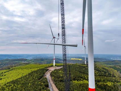 Erection of a wind turbine, wind energy plant, assembly of the third blade, with a crawler lattice