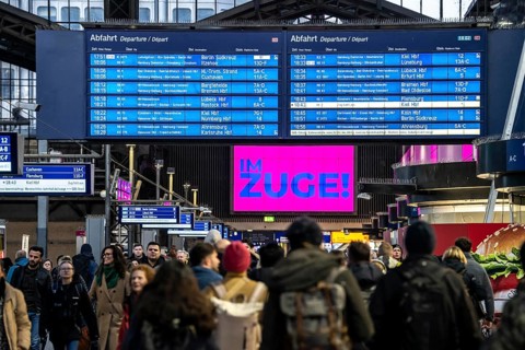 Display boards at Hamburg central station, evening rush hour, in front of another GDL, train