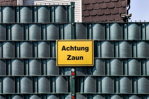A sign with the inscription Achtung Zaun hangs on a fence, Bochum, 20.07.2024., Bochum, North