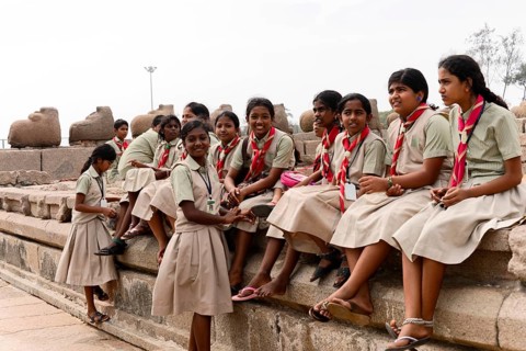 School class visiting the coastal temple of Mahabalipuram, Mamallapuram, Mahabalipuram, Tamil Nadu,