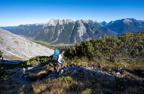 Mountaineer on a hiking trail, autumnal mountain landscape, ascent to the Große Arnspitze, view of