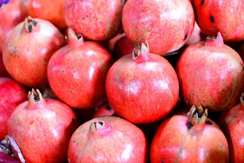 Pomegranates (Punica granatum) for sale, Mysore, Karnataka, South India, Pile of fresh red