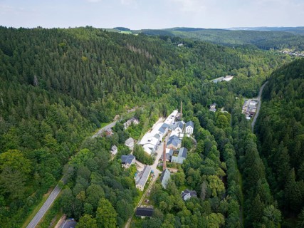 Schindler's blue colour factory is located directly on the Zwickauer Mulde river and belongs to the