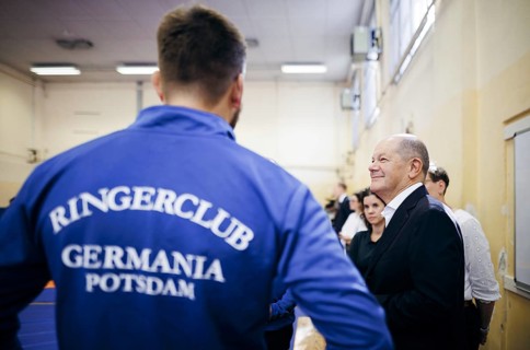 Federal Chancellor Olaf Scholz, (SPD), photographed during a visit to RC Germania in Potsdam on the