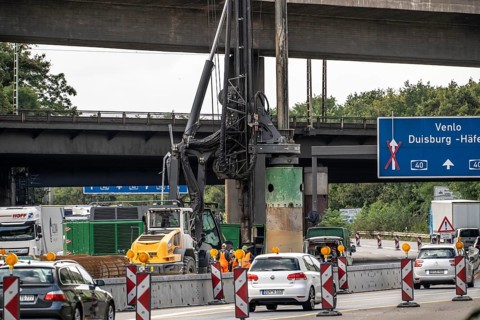 Large drilling rig at the Duisburg-Kaiserberg motorway junction, complete reconstruction and new