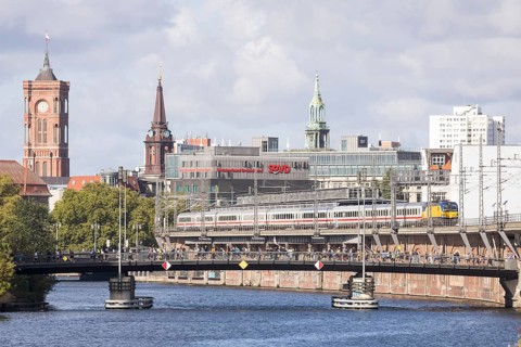 Marathon runners cross the Michael Bridge at the 50th BMW Berlin Marathon 2024 on 29 September 2024