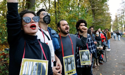 Thousands of Iranians demonstrate in Berlin to support the protests in Iran. With a human chain,