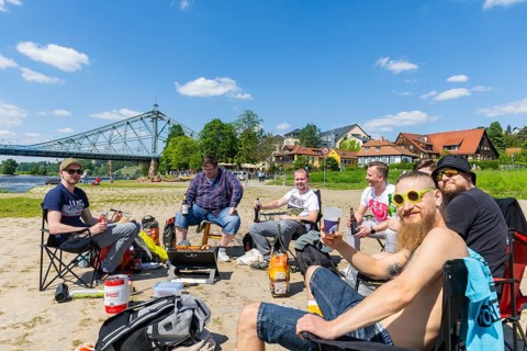 Men's groups on the way to the Lord's Day on the Dresden Elbe cycle path, at the blauen Wunder...,
