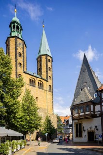 The Romanesque church (first mentioned in 1151) has valuable stained glass from the middle of the