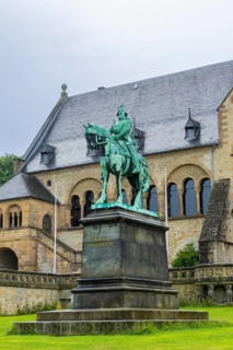 The imperial palace of Goslar covers an area of around 340 by 180 metres, situated at the foot of
