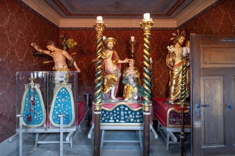 Room with figures of saints and processional staffs from around 1750 for the procession, Häckerhaus