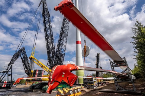 Erection of a wind turbine, wind energy plant, assembly of the ring generator, with a crawler