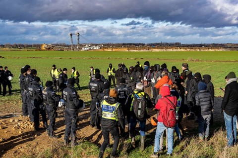 Start of the eviction of the hamlet Lützerath at the lignite mine Garzweiler 2, activists try to