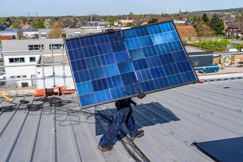 Installation of solar modules on the roof of a commercial enterprise, over 400 photovoltaic modules