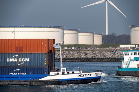 Large oil tanks at MaasvlakteOlie Terminal N.V., in the Yangtzekanaal, Maasvlakte 2, Rotterdam,