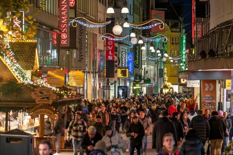 Pre-Christmas time in Dortmund, pedestrian zone, shopping street Westenhellweg, many people go