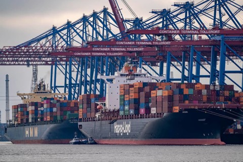 Container terminal Tollerort, container ships are loaded and unloaded, one of 4 container terminals