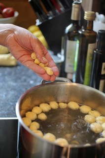 Swabian cuisine, preparation of broad beans with yeast dumplings, cooking raw yeast balls, cooking