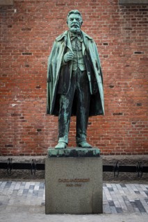 Bronze statue of Carl Jacobsen, Danish brewery entrepreneur, art collector and benefactor, in front