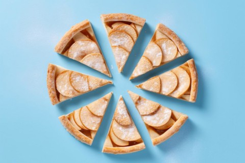 Top view of apple pie in slices on blue background. KI generiert, generiert, AI generated