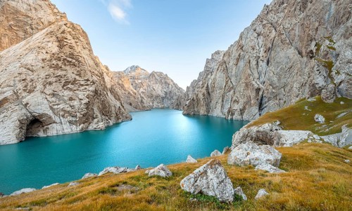 Turquoise mountain lake Kol Suu with rocky steep mountains, Kol Suu Lake, Sary Beles Mountains,