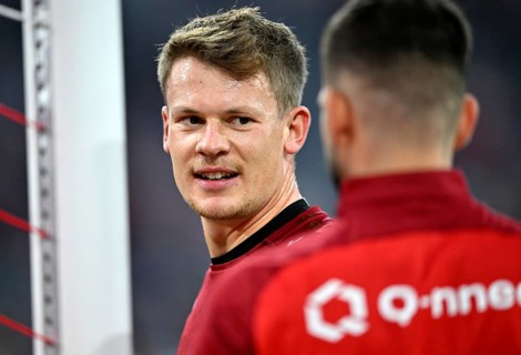 Goalkeeper Alexander Nübel VfB Stuttgart (33) portrait, smiling, in conversation with goalkeeper