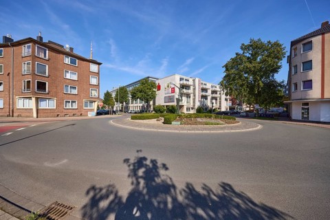 Roundabout at the intersection of Bismarckstrasse, Augustastrasse and Moltkestrasse with the head