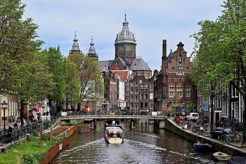 View from a bridge at the Oudezijds Voorburgwal onto the canal and the Sint Nicolaaskerk, St