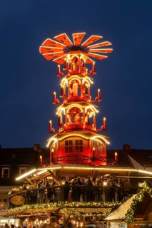 Christmas pyramid at the market, mulled wine stand, Christmas market, blue hour, Paderborn,