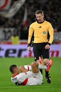 Referee Tobias Welz in discussion with Enzo Millot VfB Stuttgart (08) injured Injury on the ground,