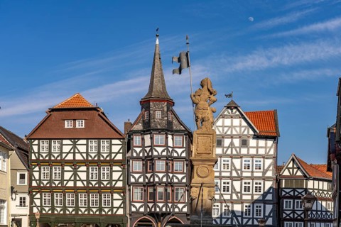 Half-timbered houses, St Michael's merchants' guild house and Rolandsbrunnen fountain on the market