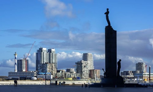 National Monument to the Sailors, Nationaal Monument voor de Zeelieden silhouetted against the