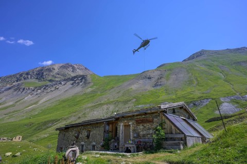 Helicopter supply flight for the Chalet refuge de Chamoissiére, Villar-d'Arêne, Département