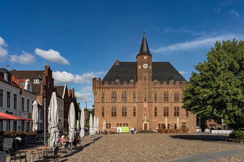 Market square and town hall in Kalkar, Lower Rhine, North Rhine-Westphalia, Germany, Europe