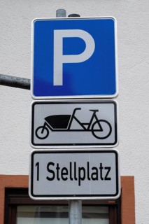 Traffic sign, car park, cargo bike, bike for transporting goods or people, 1 parking space,