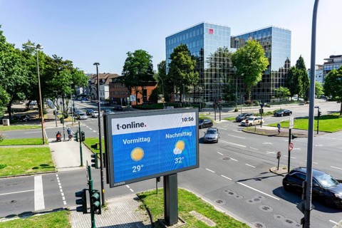 Digital billboard, by Ströer, at the crossroads, Martinstraße, Alfredstraße, B224, in Essen,