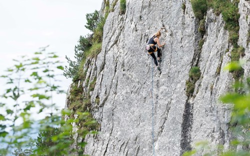 A woman climbs a route on the Spitzsteinwand in Erl, 14.07.2024