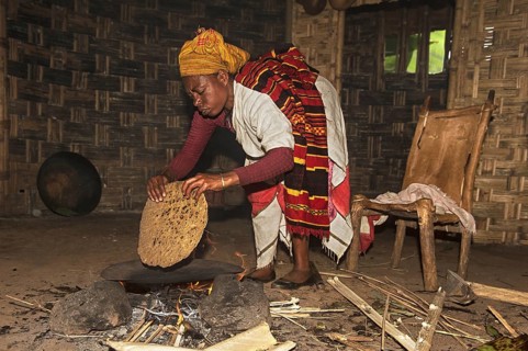 Woman from the Dorze ethnic group with a freshly baked Kotcho flatbread made from plant parts of