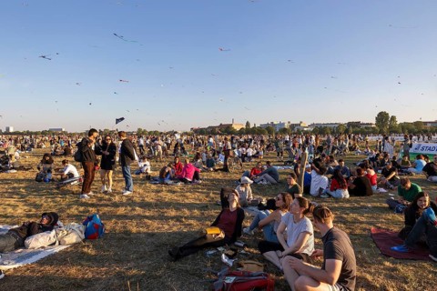 Drachenfest 2024, festival of giant kites, Stadt und Land, Tempelhofer Feld, Berlin, Germany, 21.09