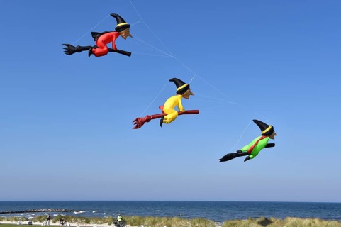 Kite festival, flying kites on Schönberg beach, Schleswig-Holstein, Germany, Europe