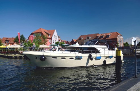 Europe, Germany, Mecklenburg-Western Pomerania, island town of Malchow, Lake Malchow, jetty, motor