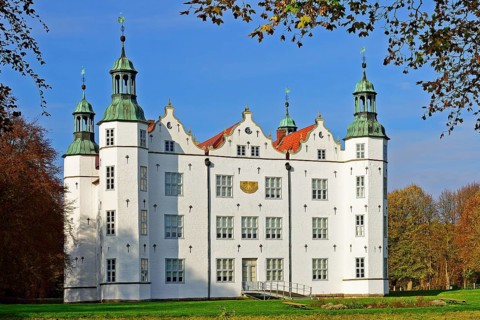 Germany, Ahrensburg, Ahrensburg Castle in autumn, Hamburg, Hamburg, Federal Republic of Germany,