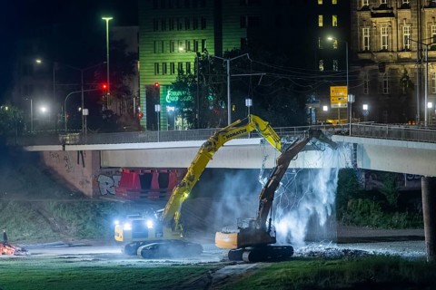 In the early hours of the morning, a section of the Carola Bridge collapsed for unknown reasons.