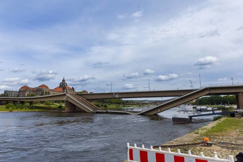 In the early hours of the morning, a section of the Carola Bridge collapsed for unknown reasons.