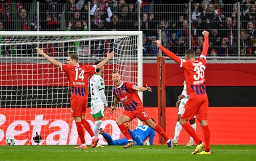 Goal celebration 1st goal in the UEFA Conference League, Adrian Beck 1. FC Heidenheim 1846 FCH (21)