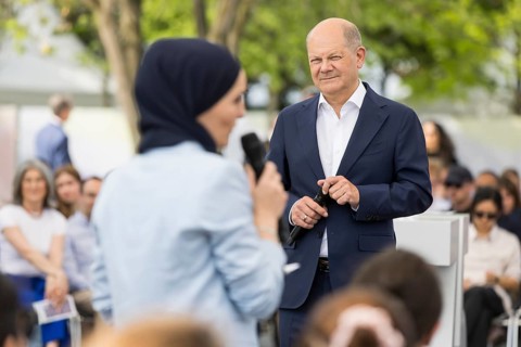 Olaf Scholz (Federal Chancellor, SPD) in conversation with a lady with a headscarf at the Germany