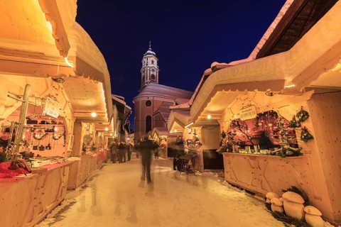 Christmas market, Christlindlmarkt, twilight, blue hour, Mittenwald, Bavaria, Germany, Europe