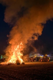 A warning fire at a rally of farmers and farmers because of the federal government's plans to cut