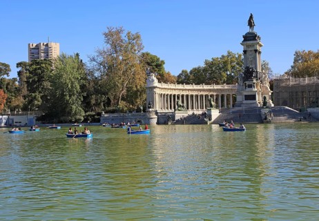 Rowing boats in boating pond of Estanque, El Retiro park, Madrid, Spain, monument to King Alfonso